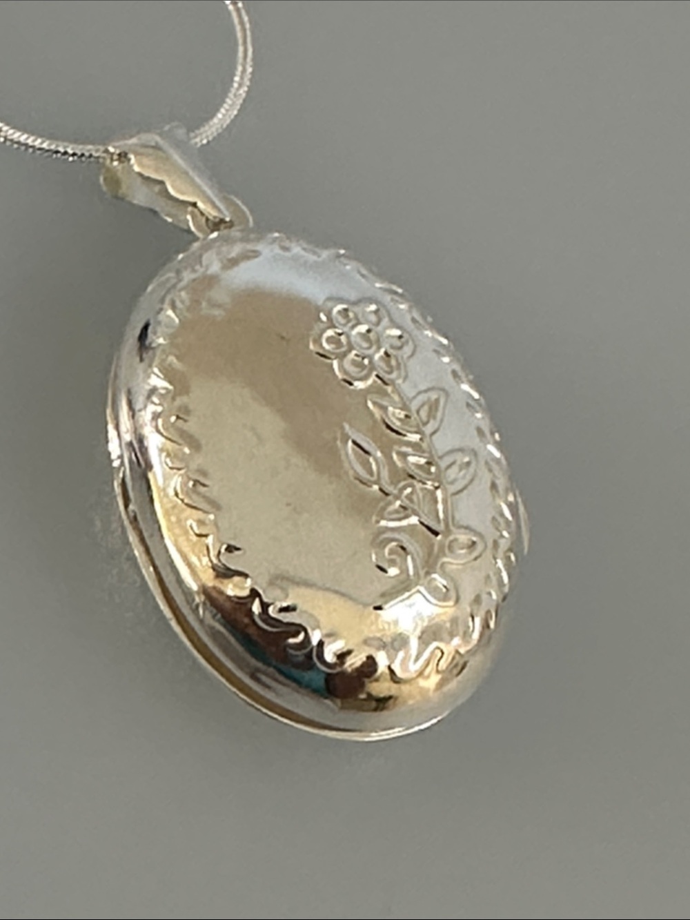 Elegant 925 Sterling Silver Floral Locket Necklace
